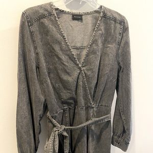 Who what wear light weight faux wrap denim dress with front pockets